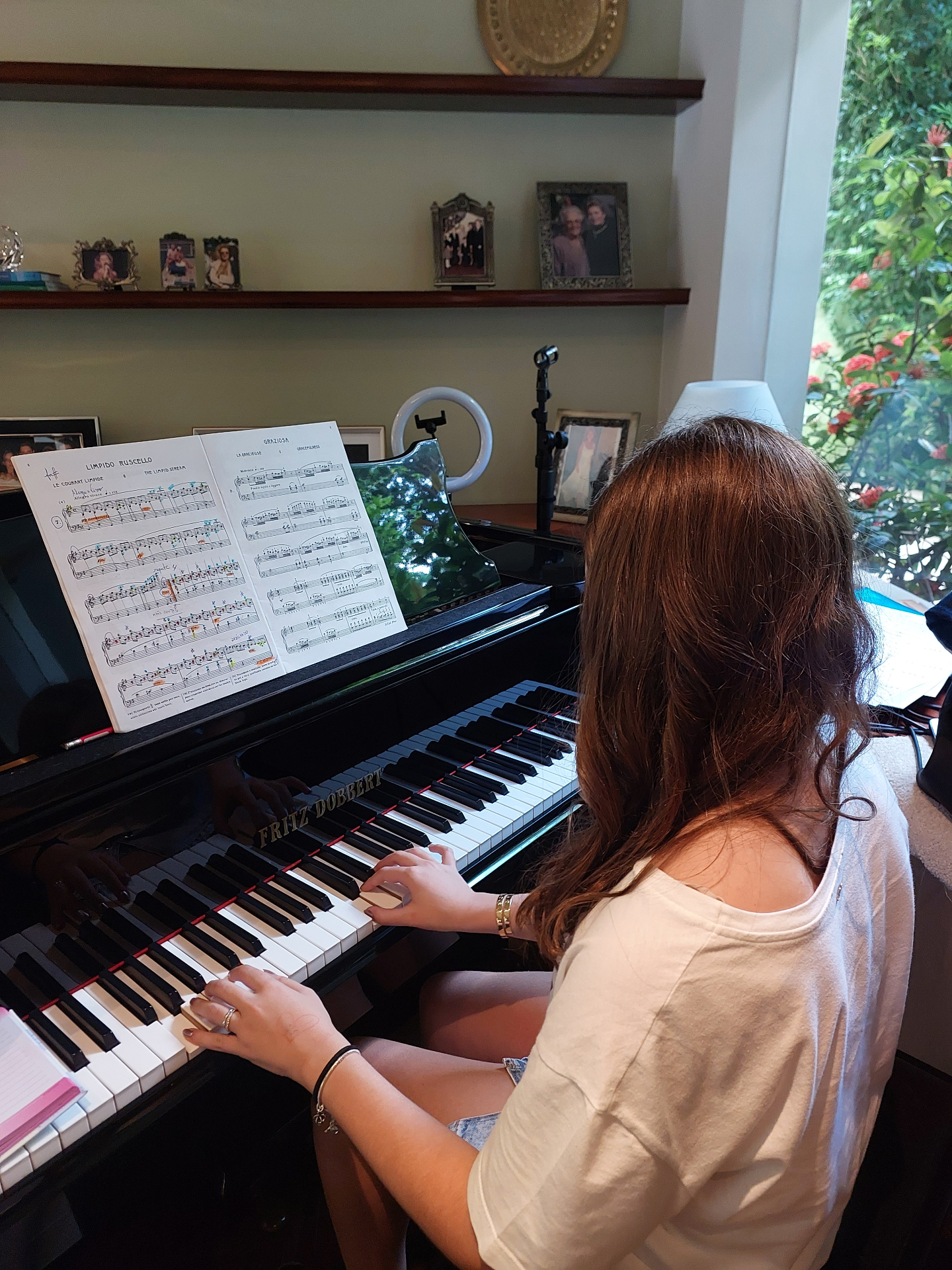 Aluna praticando piano de cauda
