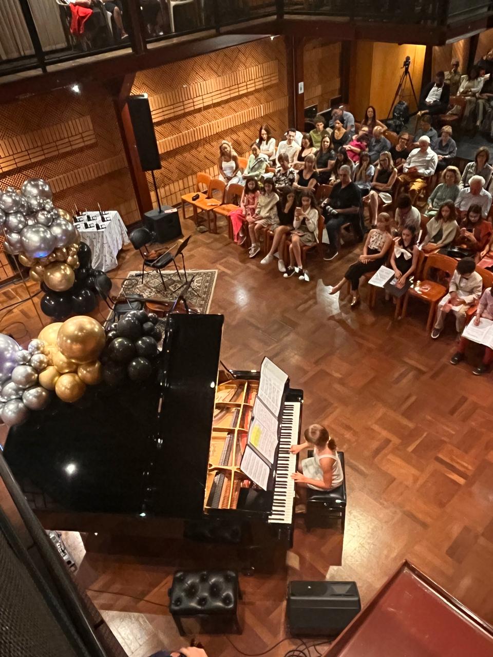Crianças aprendendo piano com recursos lúdicos