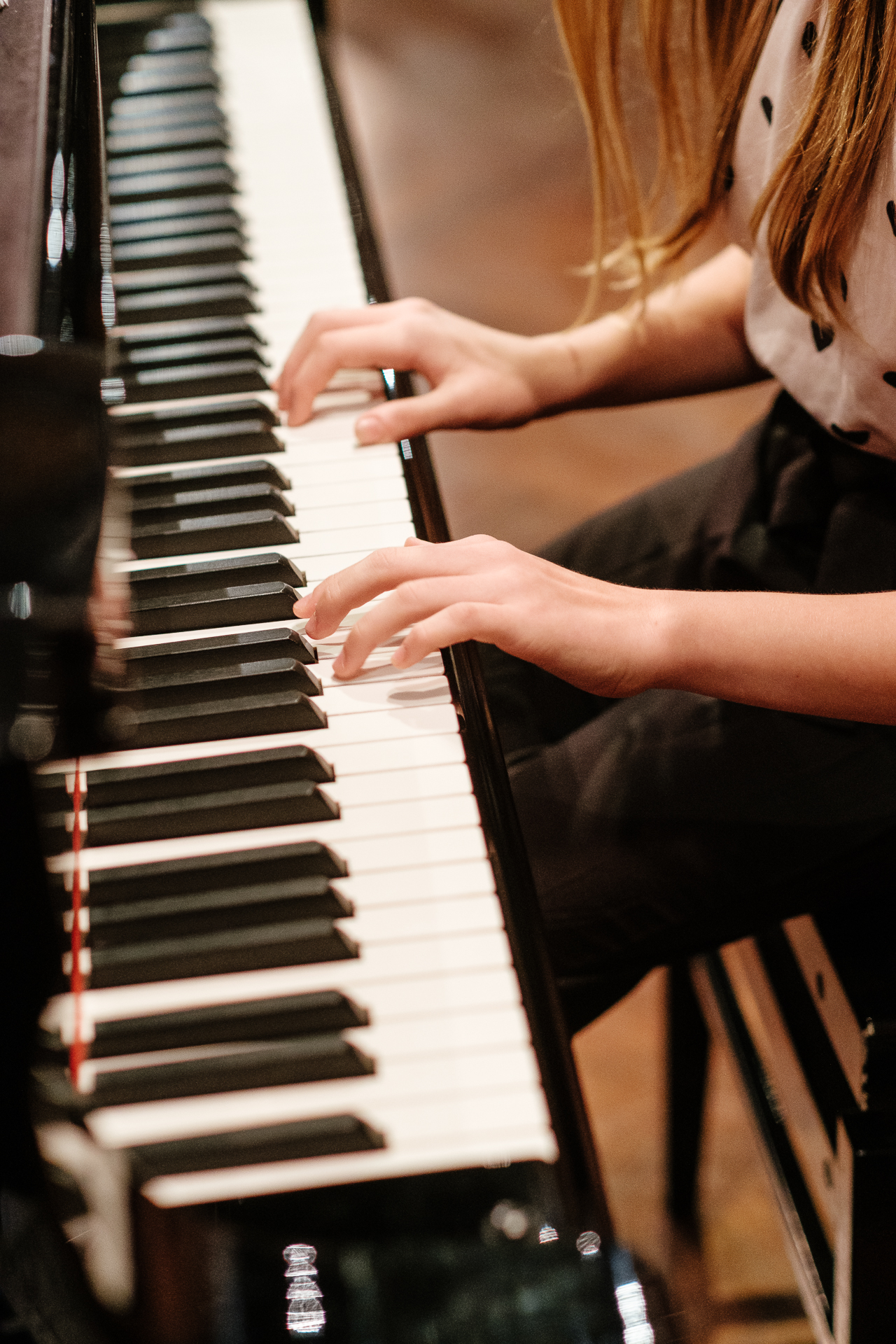 Criança criando composições coloridas no piano